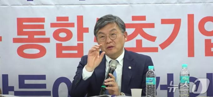 김윤 더불어민주당 의원이 14일 오후 '21대 대통령 선거 후보 초청 보건의료 노동 공약 토론회'에서 발언하고 있다