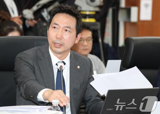 이정헌 더불어민주당 위원이 17일 대전 한국과학기술원(KAIST)에서 열린 국회 과학기술정보방송통신위원회 국정감사에서 질의하고 있다. 2024.10.17/뉴스1 ⓒ News1 김기태 기자