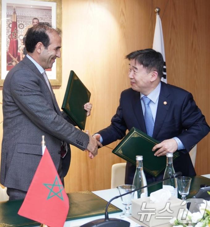 유철환 국민권익위원회 위원장과 모하메드 베날릴루 모로코 부패방지위원회 의장이 지난 13일(현지시간) 모로코 부패방지위원회에서 국가 청렴성 증진 및 부패예방을 위한 파트너십 협력기반 확대를 위한 업무협약을 체결 후 악수를 나누고 있다. (국민권익위원회 제공. 재판매 및 DB 금지) 2025.5.14/뉴스 2025.5.14/뉴스1