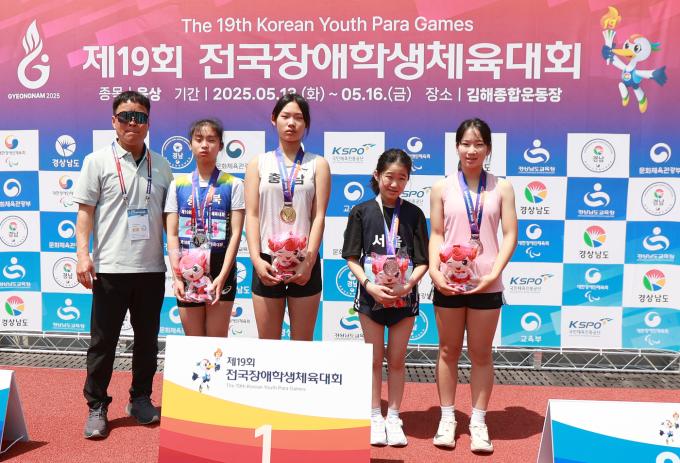 장서영(가운데)이 전국장애학생체육대회(장애학생체전) 육상 여자 100m T12(중등부) 정상에 올랐다.(대한장애인체육회 제공)