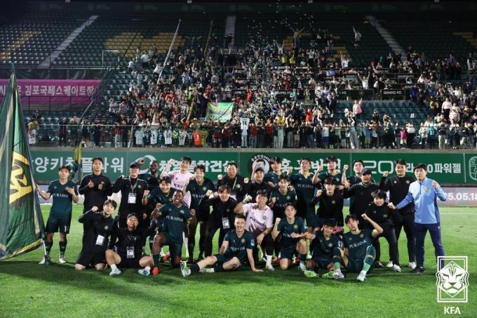 승리 후 기념사진을 촬영하는 김포FC 선수단.(KFA 제공)