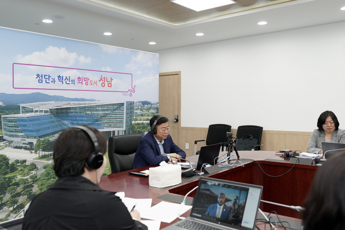 신상진 성남시장(가운데)이 14일 오전 미국 노스캐롤라이나주 하이포인트(High Point)의 시릴 제퍼슨(Cyril Jefferson) 시장과 화상회의를 하고 있다. /사진제공=성남시
