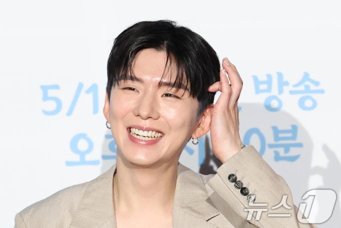 몬스타엑스 기현이 15일 오전 서울 종로구 광화문 씨네큐브에서 열린 티캐스트 E채널 예능프로그램 '류학생 어남선' 제작발표회에 참석해 수줍은 미소를 짓고 있다. '류학생 어남선'은 먹고 배우고 완성하라는 슬로건으로 류수영, 윤경호, 기현이 함께 현지로 떠나 세계의 낯선 요리를 배우고 해외의 '킥'을 넣어 요리를 완성하는 예능 프로그램이다. 2025.5.15/뉴스1 ⓒ News1 권현진 기자