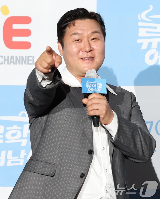 배우 윤경호가 15일 오전 서울 종로구 광화문 씨네큐브에서 열린 티캐스트 E채널 예능프로그램 '류학생 어남선' 제작발표회에 참석해 인사를 하고 있다. '류학생 어남선'은 먹고 배우고 완성하라는 슬로건으로 류수영, 윤경호, 기현이 함께 현지로 떠나 세계의 낯선 요리를 배우고 해외의 '킥'을 넣어 요리를 완성하는 예능 프로그램이다. 2025.5.15/뉴스1 ⓒ News1 권현진 기자