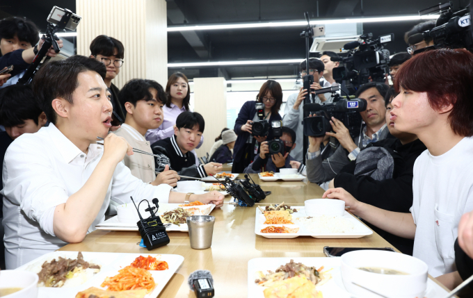 이준석 개혁신당 대선 후보가 15일 서울교육대학교 학생들과 교육정책에 대해 대화했다. 사진은 서울교대 학생들과 식사하는 이 후보(앞줄 왼쪽). /사진=뉴스1