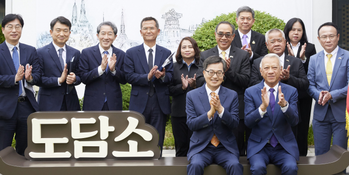 김동연 경기도지사(앞줄 왼쪽)가 15일 도담소에서 피팟 라차낏쁘라칸 태국 노동부장관과 만나 협력 강화를 논의했다. /사진제공=경기도
