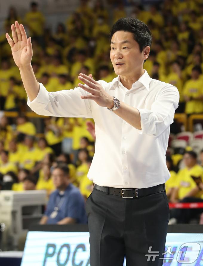 11일 오후 경남 창원 성산구 창원체육관에서 열린 '2024-25 KCC 프로농구 챔피언결정전 4차전' 창원 LG 세이커스와 서울 SK 나이츠의 경기에서 SK 전희철 감독이 선수들에게 작전을 지시하고 있다. 2025.5.11/뉴스1 ⓒ News1 윤일지 기자