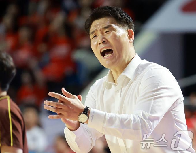 어린이날인 5일 서울 송파구 잠실학생체육관에서 열린 '2024-25 KCC 프로농구 챔피언결정전 1차전' 서울 SK 나이츠와 창원 LG 세이커스의 경기, 3쿼터 창원 LG 조상현 감독이 선수들에게 작전을 지시하고 있다. 2025.5.5/뉴스1 ⓒ News1 김진환 기자