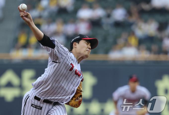 15일 오후 서울 송파구 잠실야구장에서 열린 '2025 신한 SOL 뱅크 KBO리그' 키움 히어로즈와 LG 트윈스의 경기에서 1회초 LG 선발투수 임찬규가 역투하고 있다. 2025.5.15/뉴스1 ⓒ News1 오대일 기자