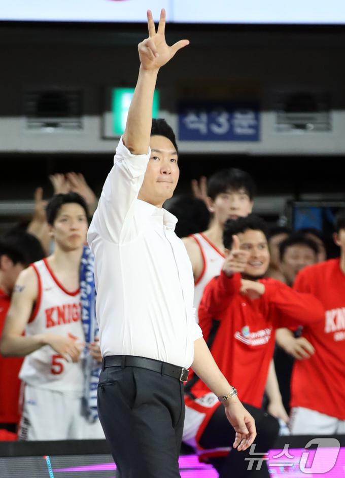 15일 오후 경남 창원체육관에서 열린 '2024-25 KCC 프로농구 챔피언결정전 6차전' 창원 LG 세이커스와 서울 SK 나이츠의 경기에서 SK 전희철 감독이 2쿼터 종료 후 손을 들어올리고 있다. 2025.5.15/뉴스1 ⓒ News1 윤일지 기자