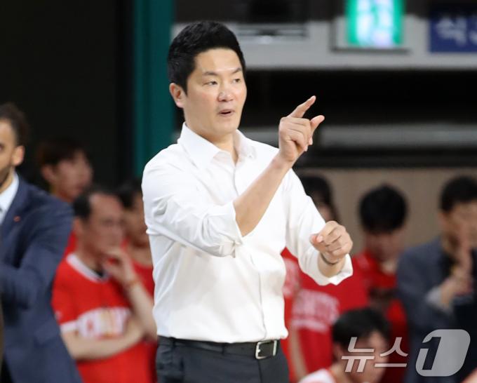 15일 오후 경남 창원체육관에서 열린 '2024-25 KCC 프로농구 챔피언결정전 6차전' 창원 LG 세이커스와 서울 SK 나이츠의 경기에서 SK 전희철 감독이 선수들에게 작전을 지시하고 있다. 2025.5.15/뉴스1 ⓒ News1 윤일지 기자