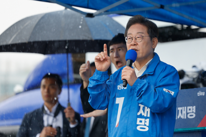 6·3 조기대선을 19일 앞둔 15일, 이재명 더불어민주당 대통령 후보는 호남 전역을 종일 누비며 유세에 나섰다. 사진은 이재명 더불어민주당 대선 후보가 15일 전남 여수시 이순신광장에서 열린 집중유세에서 연설을 하고 있는 모습. /사진=공동취재