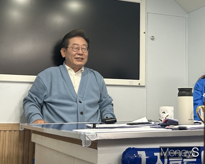 통합 행보에 힘을 싣듯 이날 국민의힘을 탈당한 김상욱 무소속 의원이 이 후보 지지를 선언한 데 대해서도 이 후보는 환영의 뜻을 밝혔다.  사진은 이 후보가 15일 기자들과의 백 브리핑을 진행하는 모습. /사진=김성아 기자