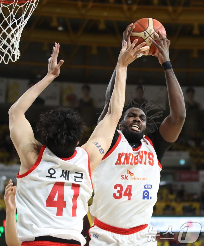 15일 오후 경남 창원체육관에서 열린 '2024-25 KCC 프로농구 챔피언결정전 6차전' 창원 LG 세이커스와 서울 SK 나이츠의 경기에서 SK 자밀 워니가 리바운드를 하고 있다. 2025.5.15/뉴스1 ⓒ News1 윤일지 기자