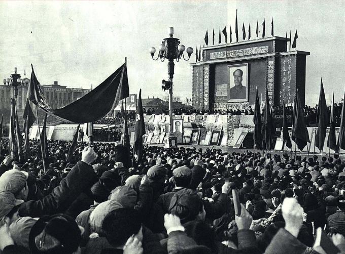 문화대혁명 (출처: 人民??, 1967, Public domain, via Wikimedia Commons)