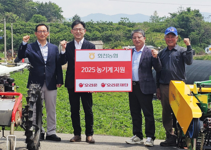 오리온그룹 '오!감자합니다' 농기계 증정식이 지난 14일 전남 보성군에서 열렸다. 권혁용 오리온 AGRO팀 전무(왼쪽부터), 김부곤 오리온재단 사무국장, 정각상 보성군 회천농협 조합장, 양덕수 보성군 회천농협 영농회장이 기념촬영을 하고 있다. /사진=오리온