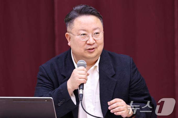 김덕희 서울시뮤지컬단 단장이 15일 오후 서울 종로구 세종문화회관에서 열린 뮤지컬 '더 퍼스트 그레잇 쇼' 라운드테이블 인터뷰에서 발언을 하고 있다. 오는 29일부터 6월 15일까지 열리는 이번 공연은 1960년대 한국 최초의 뮤지컬을 만들어가는 과정을 다룬 코미디 뮤지컬이다. 2025.5.15/뉴스1 ⓒ News1 민경석 기자