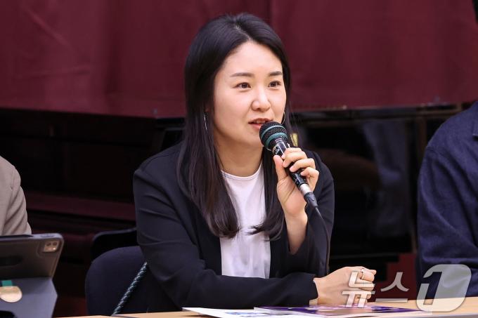 박혜림 극작가가 15일 오후 서울 종로구 세종문화회관에서 열린 뮤지컬 '더 퍼스트 그레잇 쇼' 라운드테이블 인터뷰에서 발언을 하고 있다.  2025.5.15/뉴스1 ⓒ News1 민경석 기자