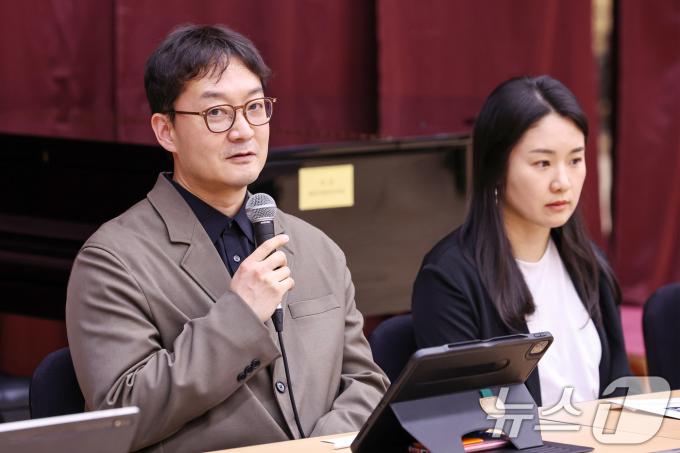 최종윤 작곡가가 15일 오후 서울 종로구 세종문화회관에서 열린 뮤지컬 '더 퍼스트 그레잇 쇼' 라운드테이블 인터뷰에서 발언을 하고 있다.  2025.5.15/뉴스1 ⓒ News1 민경석 기자