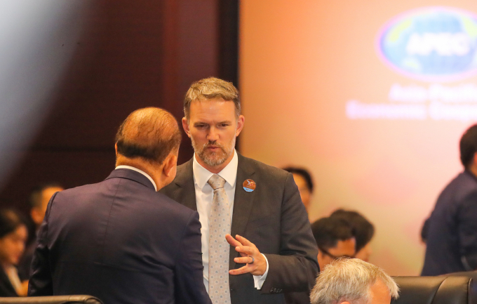 제이미슨 그리어 미국 무역대표부(USTR) 대표가 15일 오후 서귀포 제주국제컨벤션센터(ICC)에서 열린 아시아태평양경제협력체(APEC) 통상장관회의에 앞서 참석자들과 대화를 나누고 있다./사진=뉴스1