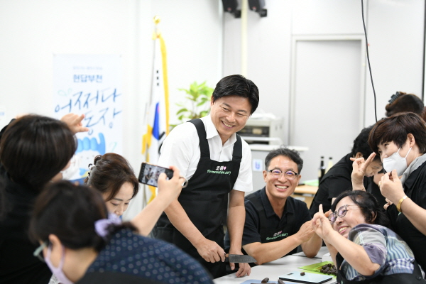 조용익 시장이 ‘열린시장실 운영’을 통해 시민들과 대화를 나누고 있다. /사진제공=부천시