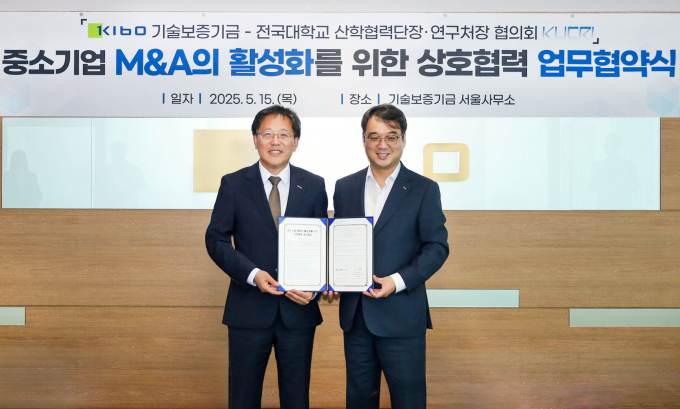 이상창 기보 이사(왼쪽)와 장철성 협의회 회장이 업무협약 후 기념촬영을 하고 있다./사진=기보