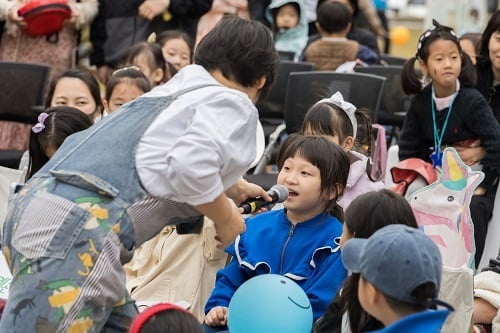 거리예술축제 '예술로 소풍'에 참여한 어린이 모습(한국문화예술위원회 제공)