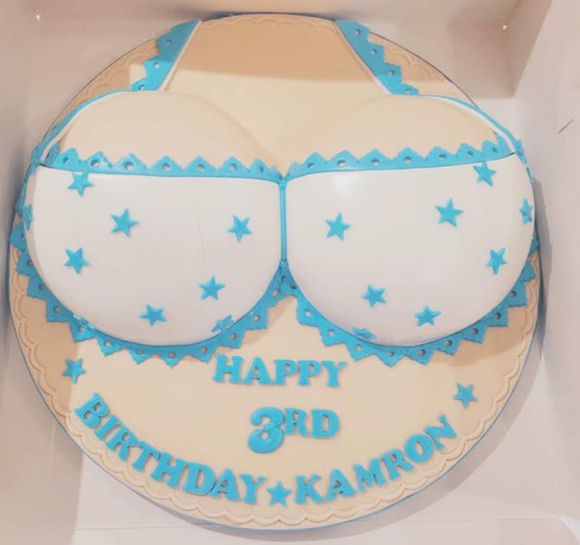 영국의 한 30대 여성이 아들 생일 파티에 ‘가슴 모양 케이크’를 선물해 논란이 일고 있다. /사진=인스타그램 캡처