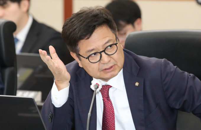 김장겸(국민의힘·비례대표)의원이 예대금리차를 자체 홈페이지에 공시하도록 의무화하는 내용의 '은행법 개정안'을 발의했다. 지난해 10월 대전 한국과학기술원(KAIST)에서 열린 국회 과학기술정보방송통신위원회 국정감사에서 질의하고 있는 모습. /사진=뉴스1