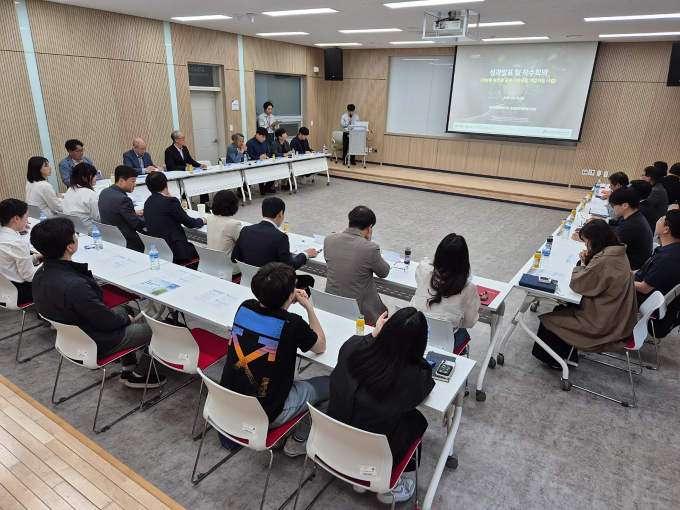 영주시가 지난 15일 안동 한국로봇융합연구원 농업로봇실증센터에서 열린 '지능형 농업용 로봇 기술융합 기업지원사업' 성과보고회에 성과를 공유하고 있다./사진제공=경북 영주시