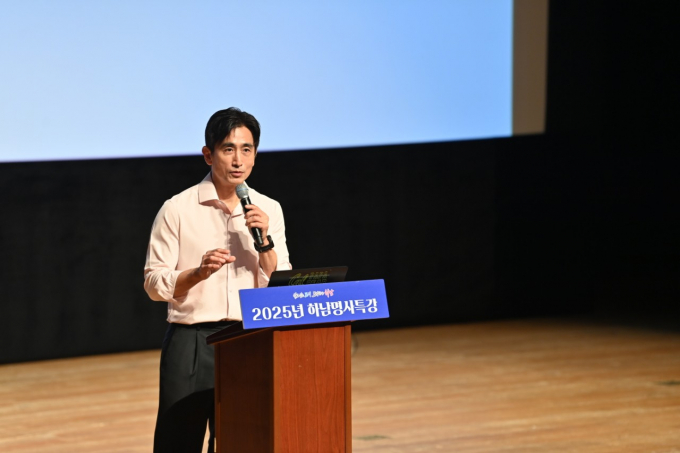 배우 차인표씨가 지난 15일 하남문화예술회관 검단홀에서 '배우에서 작가로 인생의 무대에 서다'라는 주제로 특강을 하고 있다. /사진제공=하남시