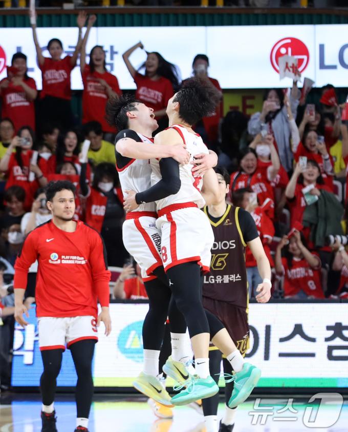 15일 오후 경남 창원체육관에서 열린 '2024-25 KCC 프로농구 챔피언결정전 6차전' 창원 LG 세이커스와 서울 SK 나이츠의 경기에서 54대 51로 승리한 SK 선수들이 기뻐하고 있다. 2025.5.15/뉴스1 ⓒ News1 윤일지 기자