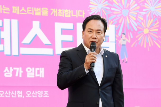 오산시가 침체된 골목상권을 살리고 지역경제에 활력을 더하기 위한 지원에 나섰다. 이권재 시장이 골목상권 살리기 별빛 페스타에 참석해 인사말을 하고 있다. /사진제공=오산시