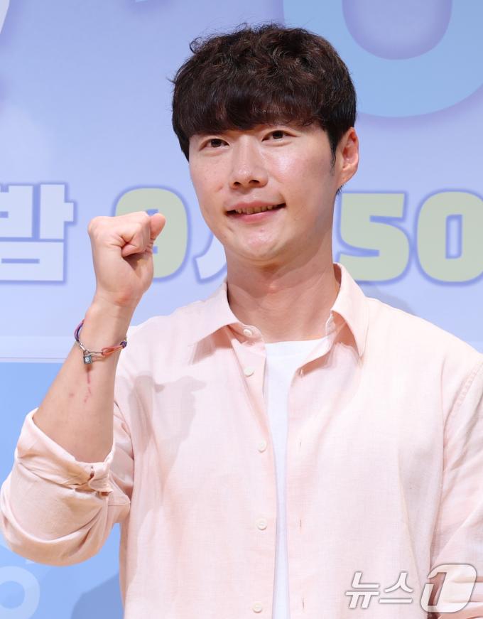 황성훈 PD가 16일 오전 서울 영등포구 여의도동 KBS 아트홀에서 열린 KBS 2TV 새 예능 프로그램 '가는정 오는정 이민정'(이하 '가오정')의 제작발표회에 참석해 포즈를 취하고 있다. '가오정'은 이민정이 시골마을에 생필품을 실은 이동식 편의점을 배달하고 하룻밤을 보내며 다양한 이야기를 나눠보는 예능이다. 2025.5.16/뉴스1 ⓒ News1 권현진 기자