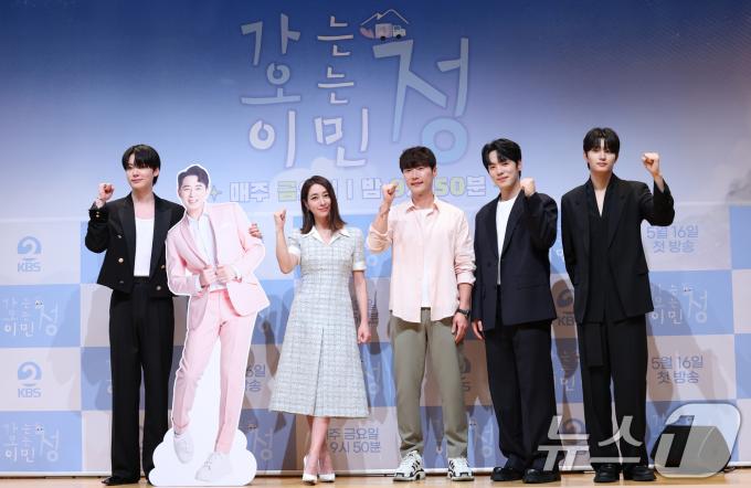 배우 안재현(왼쪽부터)과 이민정, 황성훈 PD, 김정현, 김재원이 16일 오전 서울 영등포구 여의도동 KBS 아트홀에서 열린 KBS 2TV 새 예능 프로그램 '가는정 오는정 이민정'(이하 '가오정')의 제작발표회에 참석해 포즈를 취하고 있다. '가오정'은 이민정이 시골마을에 생필품을 실은 이동식 편의점을 배달하고 하룻밤을 보내며 다양한 이야기를 나눠보는 예능이다. 2025.5.16/뉴스1 ⓒ News1 권현진 기자