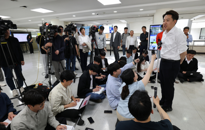 이준석 개혁신당 대선 후보가 16일 충청 민심 공략에 나선다. 사진은 이날 오전 단국대학교 천안캠퍼스에서 기자들과 문답하는 이 후보. /뉴스1