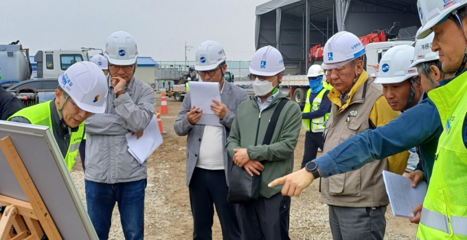 안전 점검반이 지역 내 철도 건설 사업 공사장에서 안전 점검 하는 모습. /사진제공=수원시