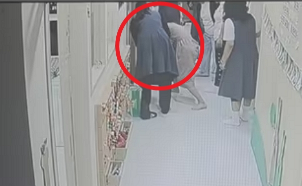 대구 한 어린이집 교사가 위험한 상황에 빠진 아이를 구한 사연이 뒤늦게 알려졌다. 사진은 대구 소재 어린이집에서 원장이 숨을 쉬지 못하는 아이를 구조하는 모습. /사진=뉴스1(김영숙 원장 제공)
