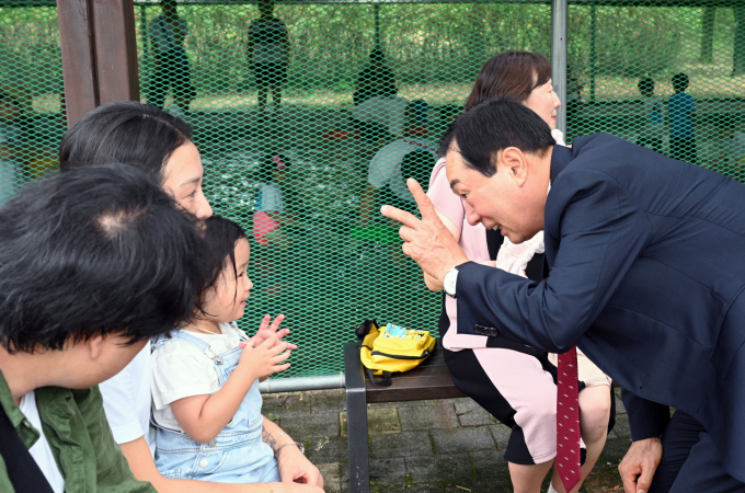 성낙인 창녕군수(오른쪽)가 어린이들을 만나 반갑게 인사를 하고 있는 모습./사진=창녕군