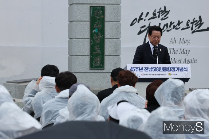 김영록 전남도지사가 16일 도청 김영랑문 앞에서 열린 제45주년 전라남도 5·18민주화운동 기념식서' 5월정신의 가치를 되새기자'며 추념사를 하고 있다./홍기철기자