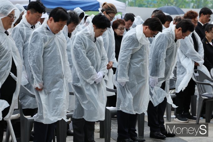 김영록 전남도지사(오른쪽 첫번째)와 김태균 도의장 등이 5.18 민주화운동 기념식에서 묵념을 하고 있다./홍기철기자