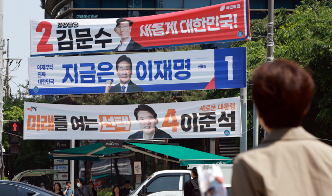 제21대 대통령 선거 공식 선거운동이 시작된 12일 서울 시내 한 거리에 이재명 더불어민주당 대통령 후보, 김문수 국민의힘 대통령 후보, 이준석 대통령 후보의 현수막이 걸려 있다. / 사진=뉴스1 김진환 기자 /사진=(서울=뉴스1) 김진환 기자