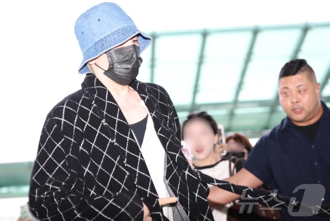 빅뱅 지드래곤이 비행기 출발 10분 전에 인천공항에 도착해  발걸음을 재촉하고 있다. ⓒ News1 권현진 기자
