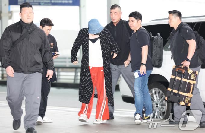 빅뱅 지드래곤이 필리핀 마닐라 일정을 위해 16일 인천국제공항에 비행기 출발 시간 10분 전에 도착해 차에서 내리며 의상 점검을 하고 있다. ⓒ News1 권현진 기자