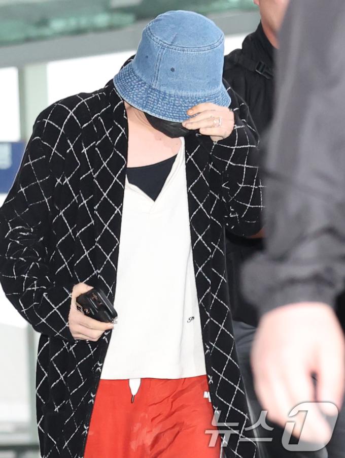 지드래곤이 필리핀 마닐라 일정을 위해 16일 인천국제공항에 비행기 출발 시간 10분 전에 도착해 출국장으로 이동하고 있다.  ⓒ News1 권현진 기자