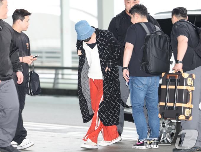 빅뱅 지드래곤이 필리핀 마닐라 일정을 위해 16일 인천국제공항에 비행기 출발 시간 10분 전에 도착해 차에서 내리며 의상 점검을 하고 있다. ⓒ News1 권현진 기자