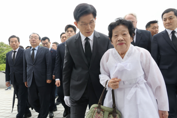 김문수 국민의힘 대통령 후보가 5·18 민주화운동 45주년을 하루 앞두고 국립 5·18 민주묘지를 찾아 참배했다. 김문수 국민의힘 대통령 후보가 17일 오전 광주 북구 5.18민주묘지를 찾아 참배하기 위해 이동하며 오월어머니에게 인사하는 모습. /사진=뉴스1