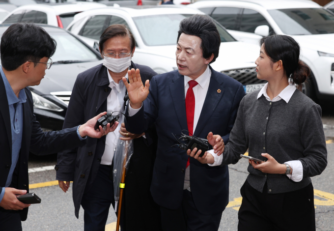 신도 성추행과 사기 등 혐의를 받는 허경영 국가혁명당 명예대표가 구속됐다. 사진은 허경영 국가혁명당 명예대표가 16일 오후 경기 의정부시 의정부 지방법원에서 열린 영장실질심사에 출석하는 모습. /사진=뉴시스