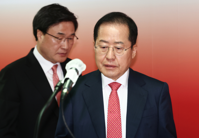 김대식 국민의힘 의원이 오는 18일 대선 경선 이후 당(국민의힘)을 떠나 윤석열 전 대통령과 당 주류인 친윤(친윤석열)계를 향해 비판의 목소리를 높이고 있는 홍준표 전 대구시장을 만나기 위해  하와이로 출국한다. 사진은  홍준표 국민의힘 대선 경선 후보가 지난 4월18일 오전 서울 여의도 선거사무소에서 사회·교육·문화 분야 비전 발표 기자회견을 하기 위해 입장하는 모습. 왼쪽은 김대식 의원. /사진=뉴스1