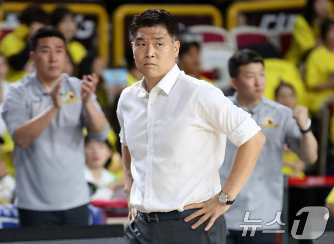 15일 오후 경남 창원체육관에서 열린 '2024-25 KCC 프로농구 챔피언결정전 6차전' 창원 LG 세이커스와 서울 SK 나이츠의 경기에서 LG 조상현 감독이 경기를 지켜보고 있다. 2025.5.15/뉴스1 ⓒ News1 윤일지 기자